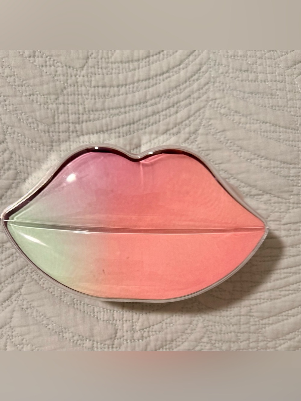 Lip-shaped tray, with Bubblzz  bath and body care products. NIB
